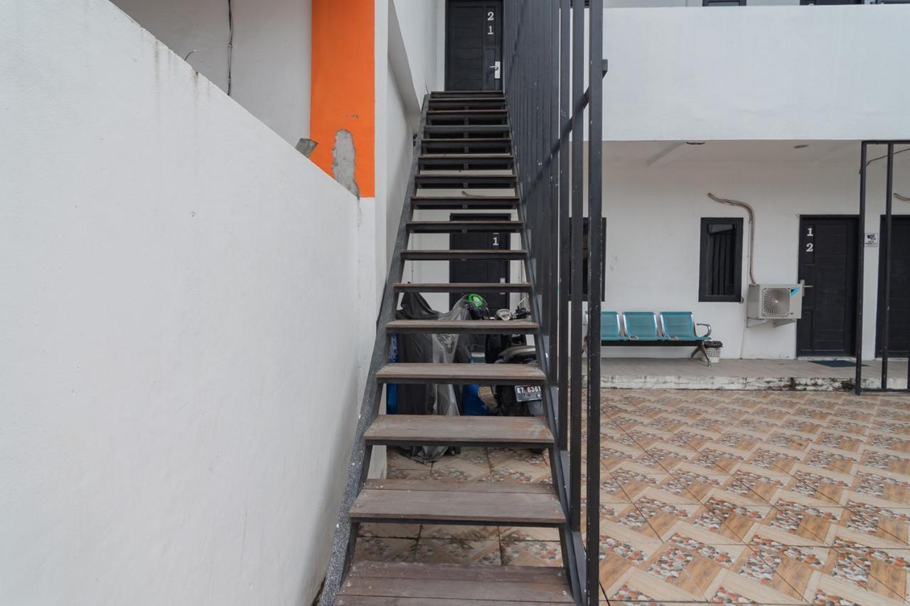 Reddoorz At Sani Guest House Balikpapan Exterior foto